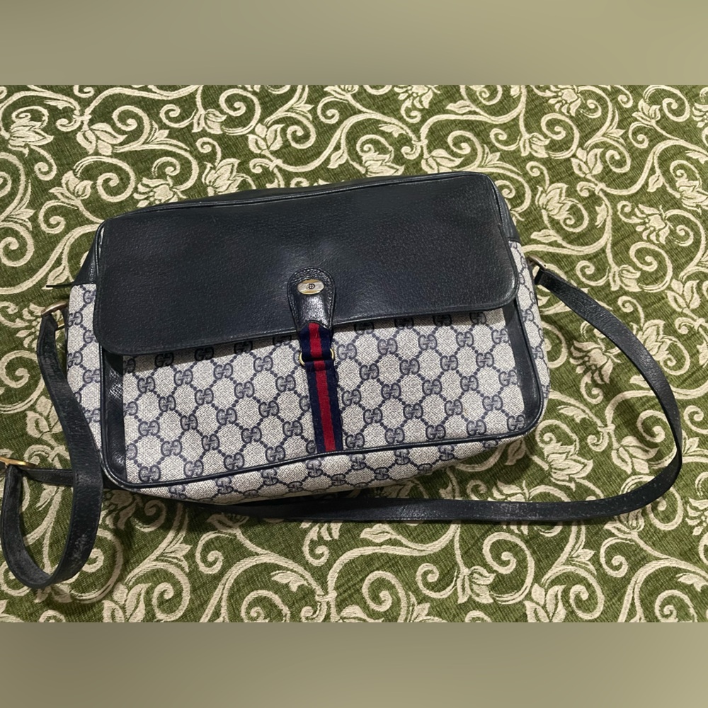 Vintage Gucci messenger style bag. Authentic in GUC but does show some wear.